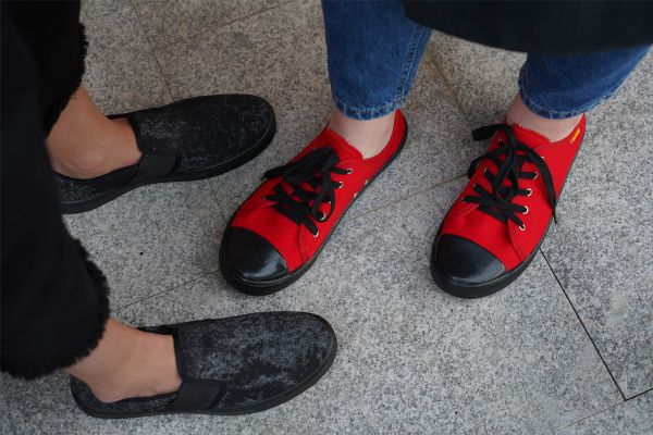 Жіночі кеди – трендове взуття, яке вибирають стильні дівчата. Крокуй впевнено з взуттям від Oldcom